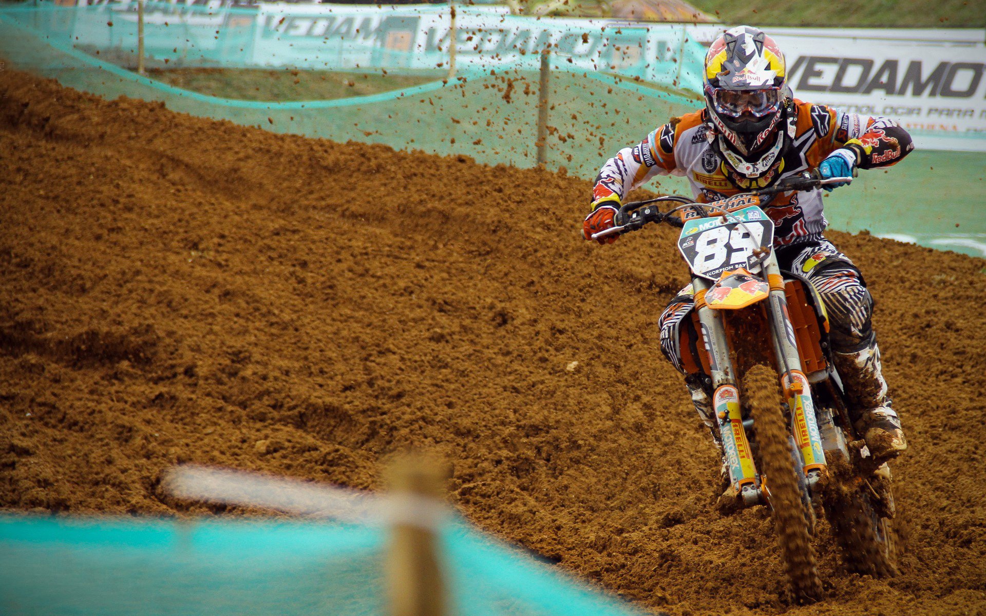 “营地帐篷之间夜光寻路赛” 小朋友打着手电完成任务